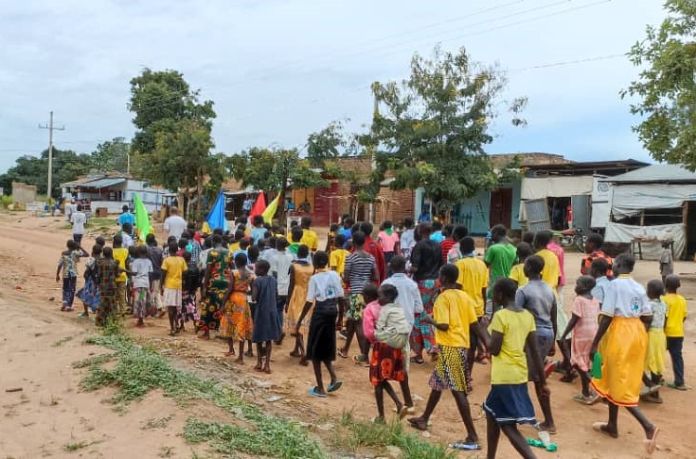 Dzieci z Afryki modlą się o pokój